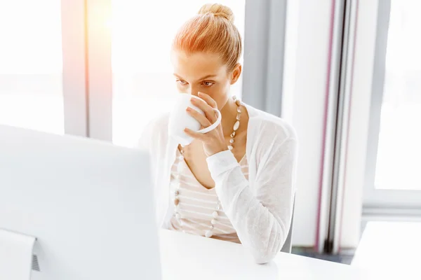 Aantrekkelijke kantoormedewerker aan het bureau — Stockfoto