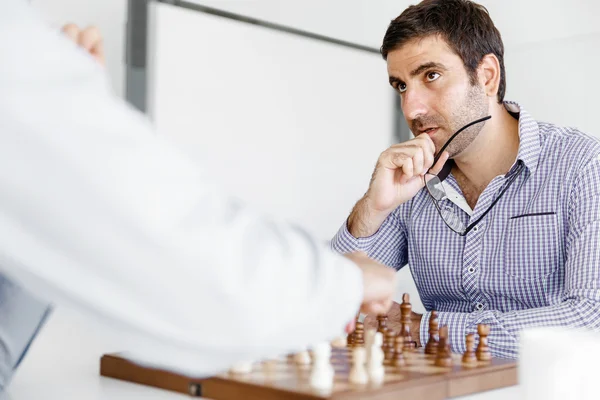 Portret van twee jonge man spelen schaak — Stockfoto