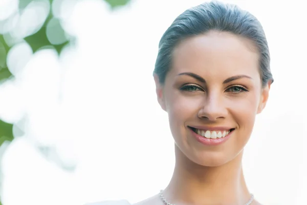 Retrato de mujer de negocios sonriendo al aire libre — Foto de Stock