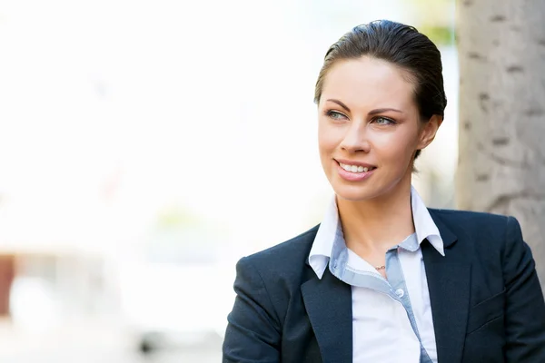 Retrato de mujer de negocios sonriendo al aire libre —  Fotos de Stock