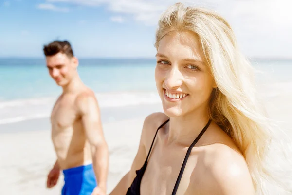 Romantische jonge paar op het strand — Stockfoto