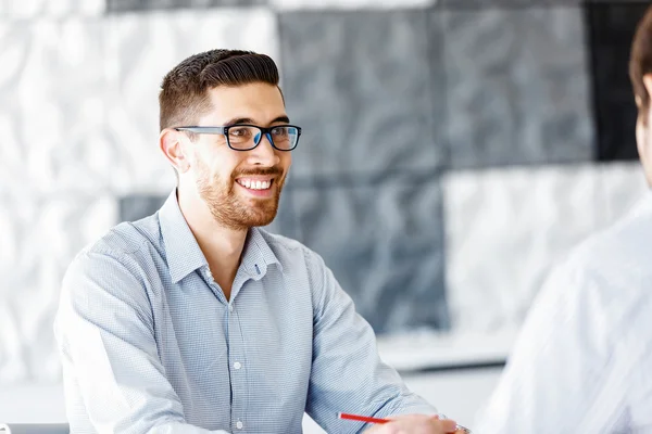 Trabalhador masculino no escritório sentado na mesa — Fotografia de Stock