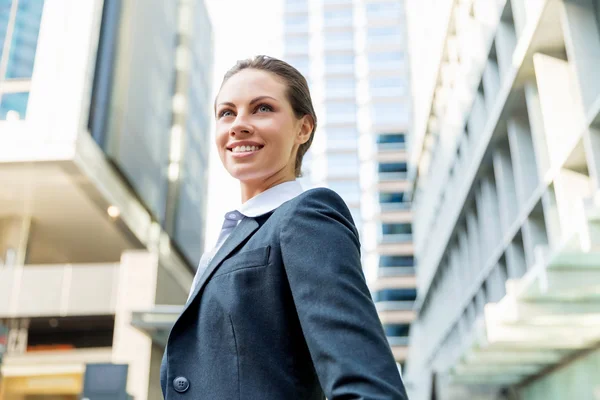 Retrato de mulher de negócios sorrindo ao ar livre — Fotografia de Stock