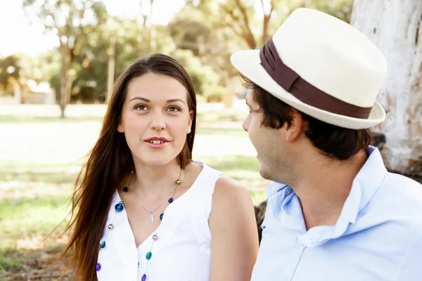 Jovem casal no parque — Fotografia de Stock