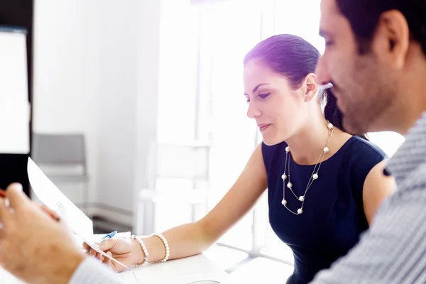 Les gens d'affaires dans le bureau moderne — Photo