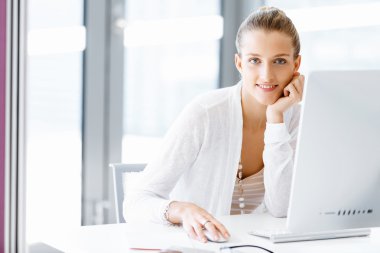 Çekici ofis çalışanı masada oturuyor.