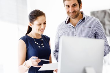 Modern ofisteki iş adamları