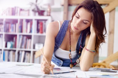 Onun masasında genç güzel kadın