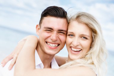 Sahilde oturup romantik genç Çift