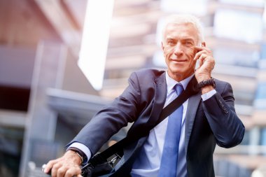 Başarılı bir iş adamı binicilik bisiklet