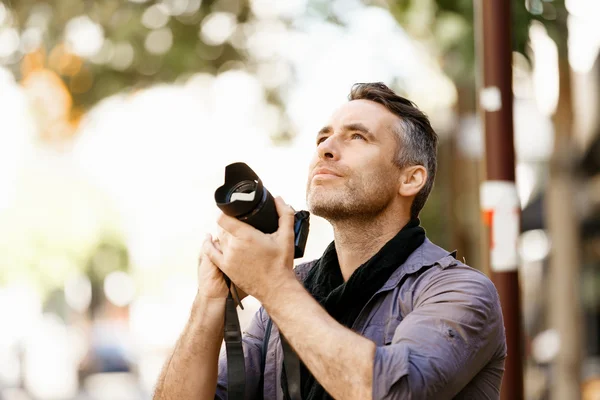 Male photographer taking picture — Stock Photo, Image