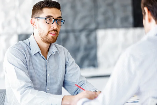 Mannelijke kantoor werknemer zit aan Bureau — Stockfoto