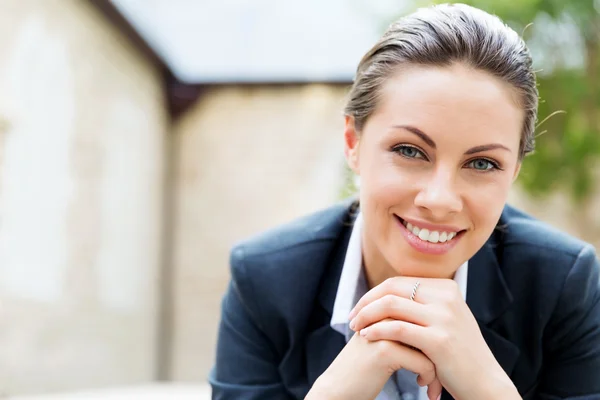 Retrato de mulher de negócios sorrindo ao ar livre — Fotografia de Stock