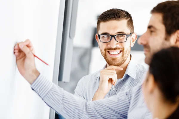 Geschäftsleute im modernen Büro — Stockfoto