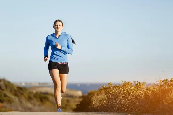 Sport runner jogging on beach working out — Stock Photo, Image