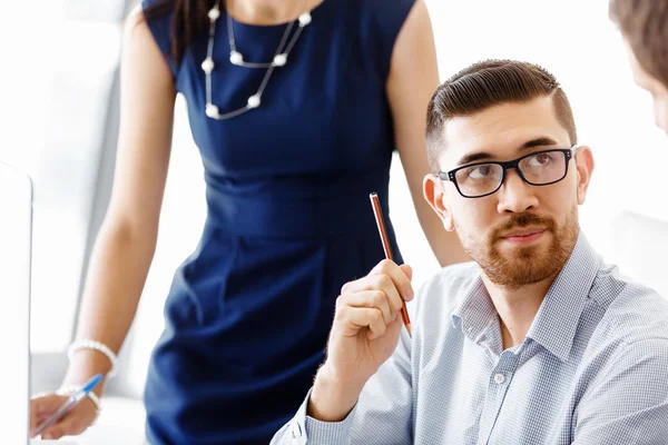 Les gens d'affaires dans le bureau moderne — Photo