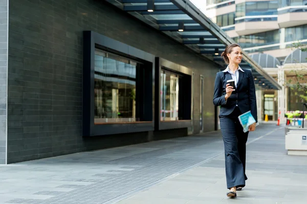 ビジネスの女性の肖像屋外を歩くと笑顔 — ストック写真