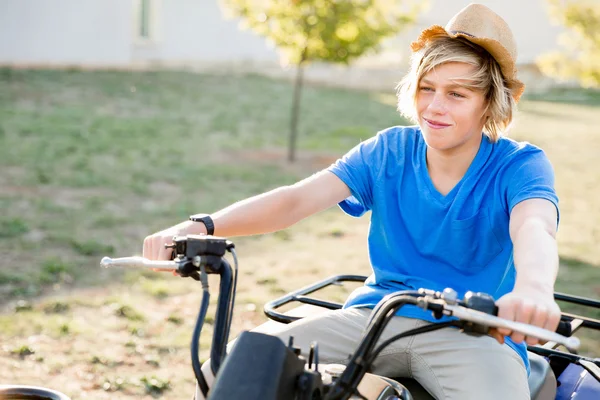 Junge fährt mit Bauernhof-LKW in Weinberg — Stockfoto