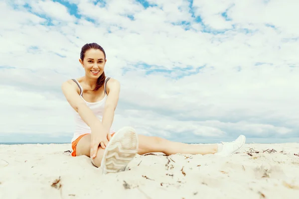 Jonge vrouw opleiding op strand buiten — Stockfoto