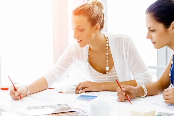 Two female colleagues in office — Stock Photo, Image