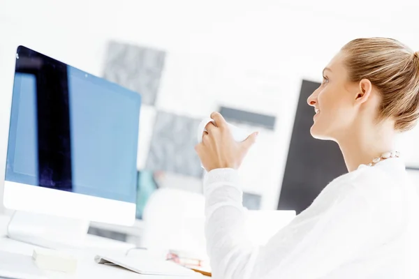 Aantrekkelijke kantoormedewerker aan het bureau — Stockfoto