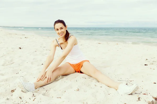 若い女性の外のビーチでトレーニング — ストック写真