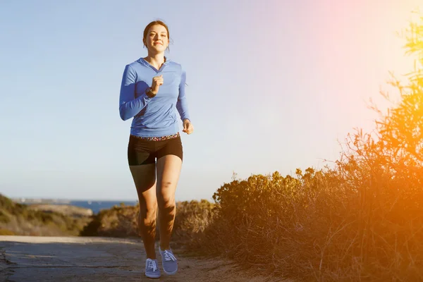 Sport runner joggen op strand uit te werken — Stockfoto