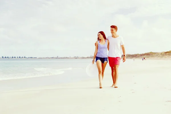 Romântico jovem casal na praia — Fotografia de Stock