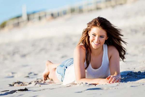 Genç bir kadın sahilde dinleniyor. — Stok fotoğraf