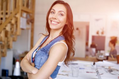 Yaratıcı ofiste duran genç kadın