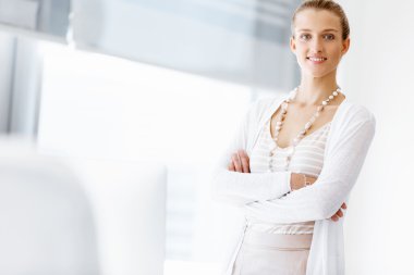 Pencere yanında duran çekici ofis çalışanı