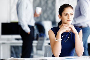 Çekici ofis çalışanı masada oturuyor.