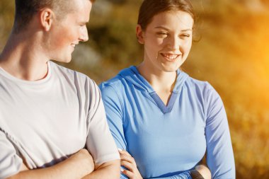 Kumsalda eşofman bulunan genç Çift