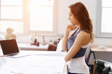 Yaratıcı ofiste duran genç kadın