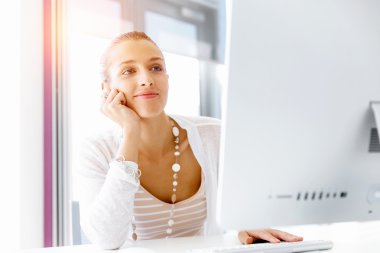 Çekici ofis çalışanı masada oturuyor.