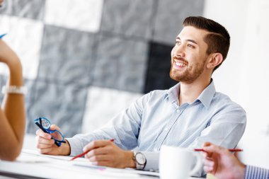 ofis yakışıklı işadamı