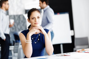 Çekici ofis çalışanı masada oturuyor.
