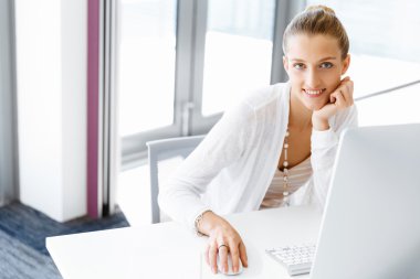 Çekici ofis çalışanı masada oturuyor.