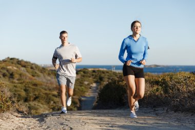 Onun ortak çalışma sahilde koşu spor atlet