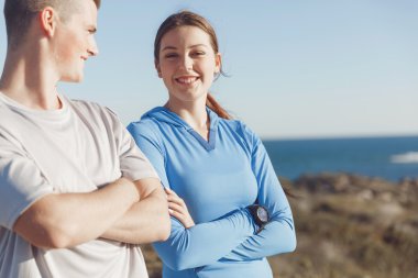 Kumsalda eşofman bulunan genç Çift