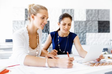 Ofiste iki bayan meslektaşım var.