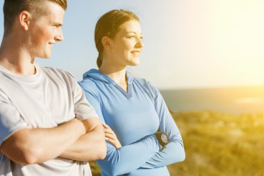 Kumsalda eşofman bulunan genç Çift