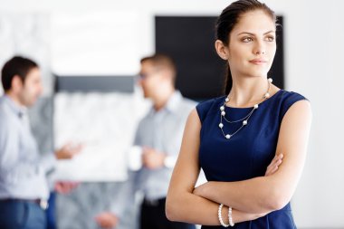 Ayakta çekici ofis çalışanı