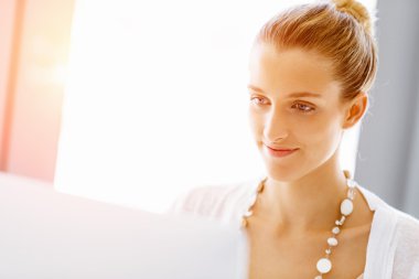 Çekici ofis çalışanı masada oturuyor.