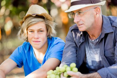 Baba ve oğul bağ içinde
