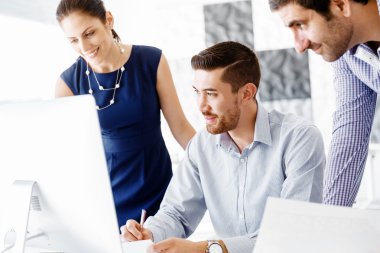 Modern ofisteki iş adamları