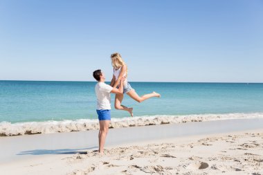 Mutlu çift Beach tatile atlama