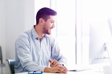 Çekici ofis çalışanı masada oturuyor.