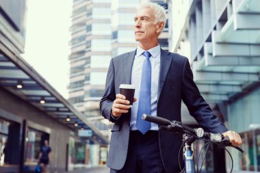 Başarılı bir iş adamı binicilik bisiklet