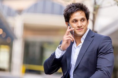 Cep telefonu açık havada ile kendine güvenen işadamı portresi